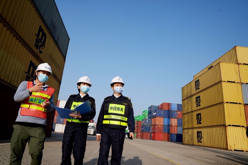 海關關員到高欄國際貨柜碼頭調研.jpg